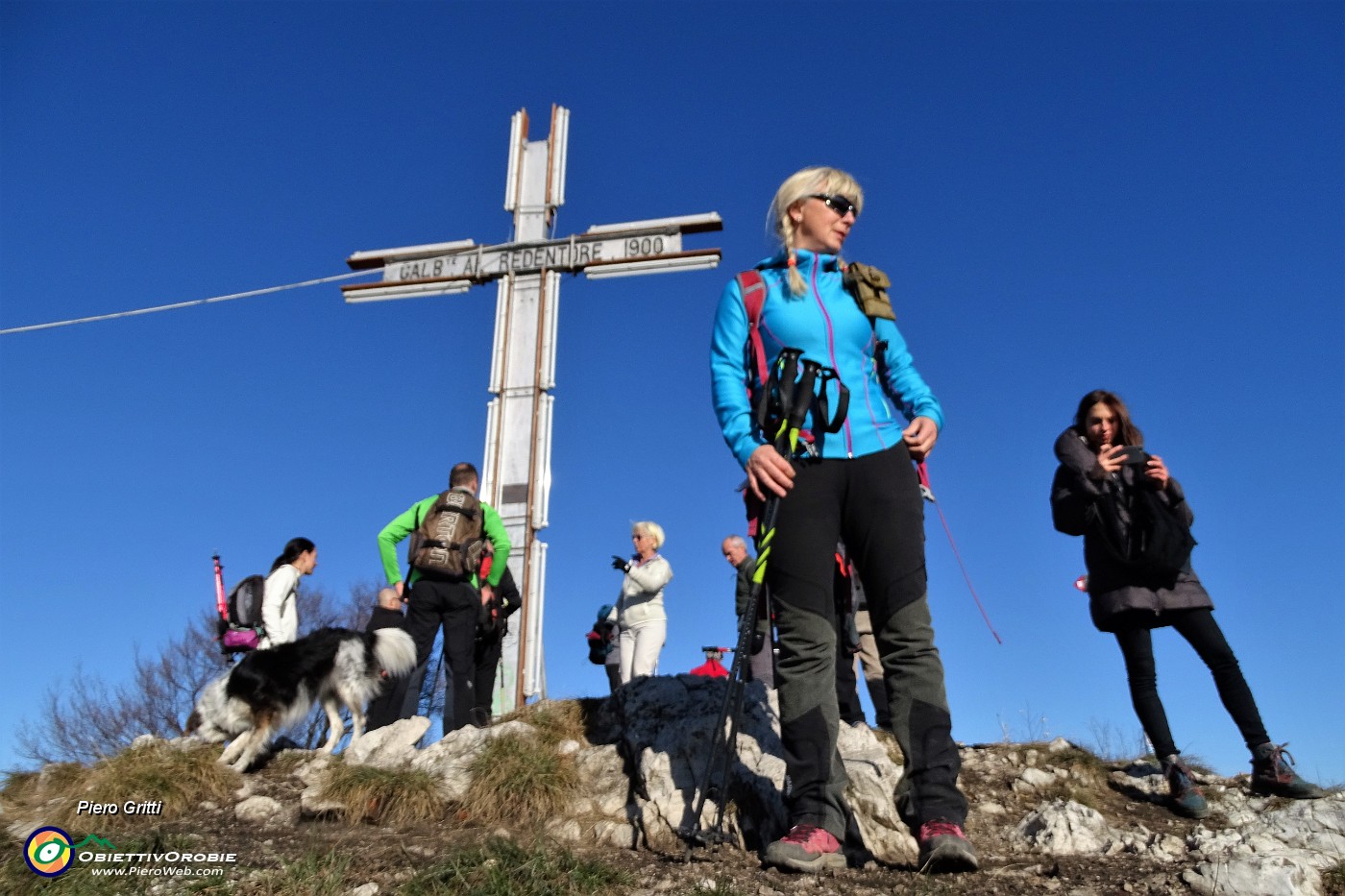 53 Alla croce di vetta del Monte Barro (922 m).JPG